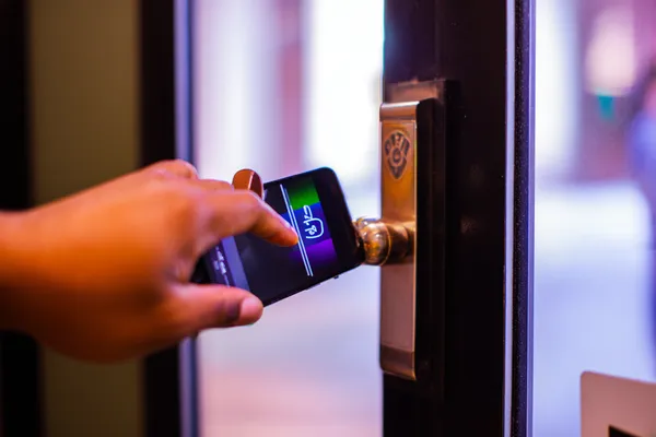 একজন নারী তার ল্যাপটপে অনলাইন গেম খেলছেন, চারপাশে নীলন আলোয় ক্যাসিনো উপাদান — যা PARIPULSE–এর বৈচিত্র্যময় গেম সংগ্রহকে প্রদর্শন করে।