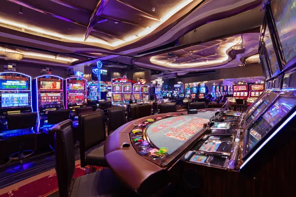 একটি জ্বলজ্বলে রুলেট চাকা এবং ছড়িয়ে থাকা চিপস — যা PARIPULSE–এর লাইভ ও ইনস্ট্যান্ট-উইন গেমের আকর্ষণকে ফুটিয়ে তোলে।